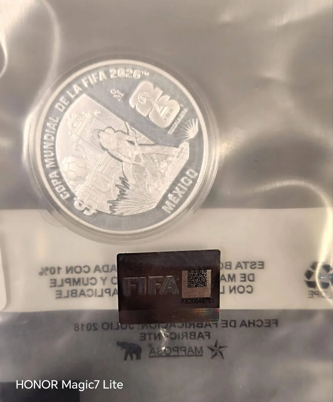 Reverso onza Triple Sede con jugador en balón centro, leyenda COPA MUNDIAL DE LA FIFA 2026 México, holograma FIFA con QR folio FB20648751