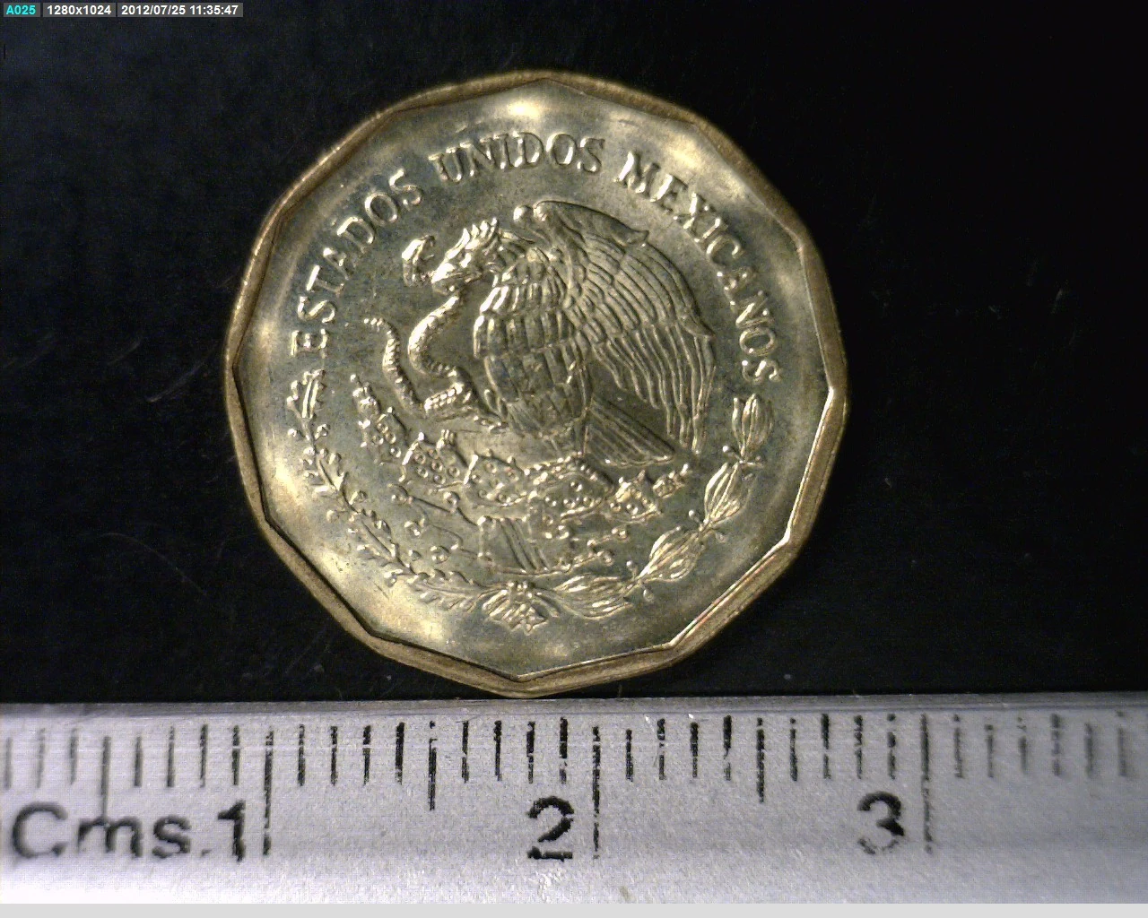 20 Centavos Bronce Aluminio 2001 · Anverso