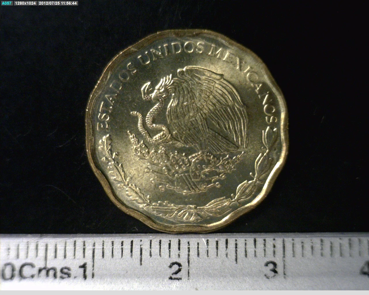50 Centavos Bronce Aluminio 2001 · Anverso