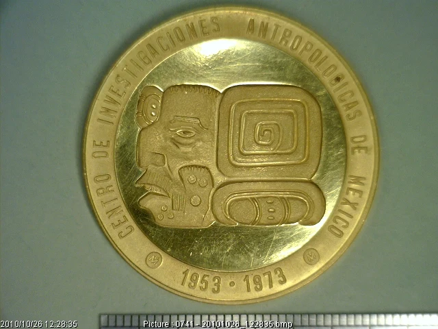 Medalla 20 Aniversario Centro de Investigaciones Antropológicas (1973) (anverso)