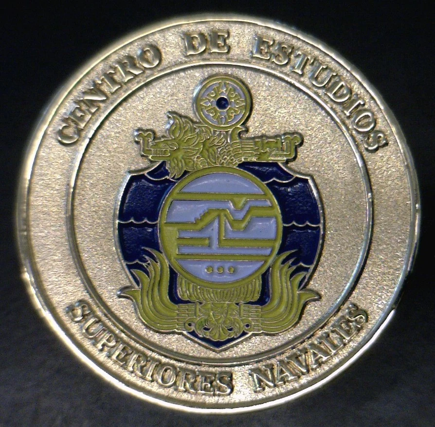 Medalla Centro de Estudios Superiores Navales (anverso)
