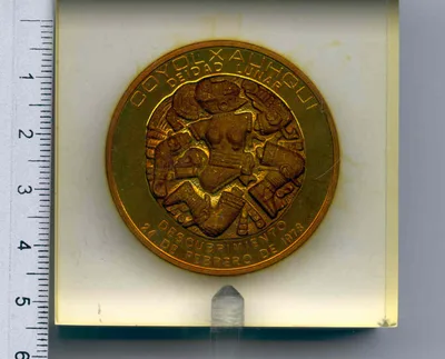 Medalla Coyolxauhqui. En bloque de Acrílico (1978)